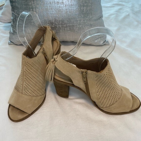 Gianni Bini Leather Suede Tan Tassel Cut Out Western Peep Toe Heel Shoe SZ 10M - Picture 1 of 14